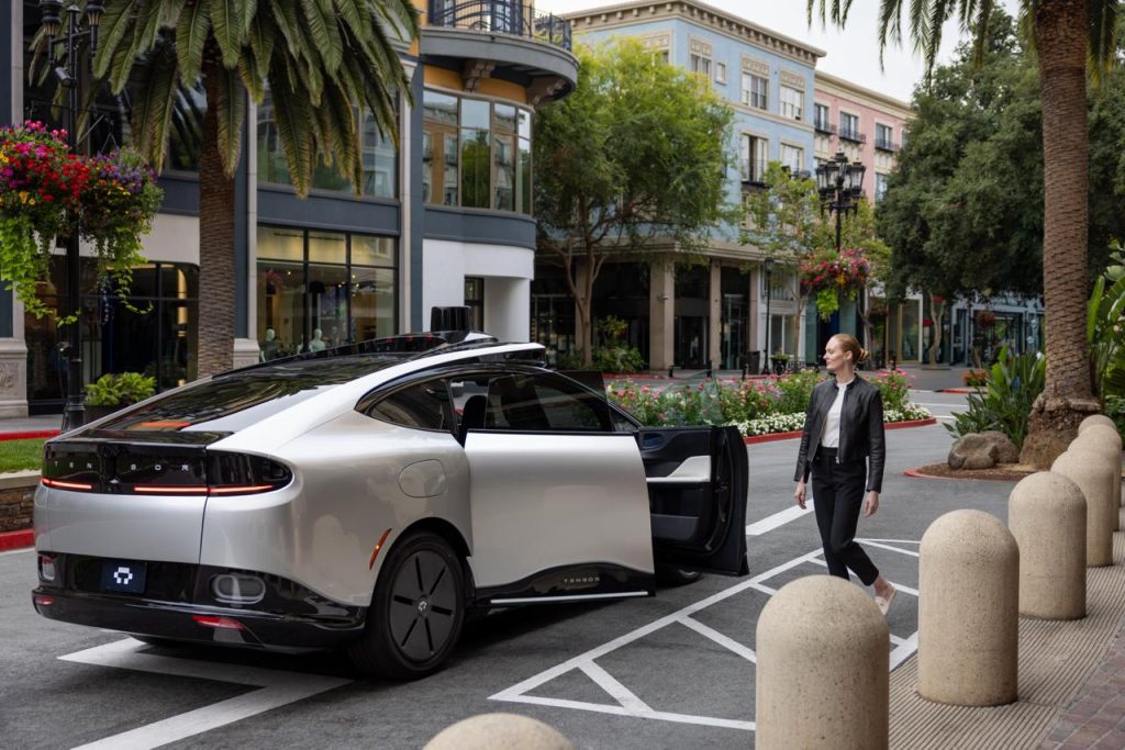 الإمارات (دبي/أبوظبي),السعودية (الرياض/الشرقية/جدة),قطر,البحرين,عُمان,الكويت,تنقّل ذكي في دبي,مفاتيح خصوصية,، (تعطيل ميكروفون/غطاء كاميرا),إدراك متعدد الوسائط (كاميرا/ليدار/رادار),الاستقلالية الشخصية في الخليج,تأمين السيارات الروبوتية,سيارة ذاتية القيادة الإمارات,جاهزية الصحراء,Fail-Operational,تحديثات OTA,هوغو فوزّاتي,ملكية شخصية,إيمي لوكا,سيارة روبوتية L4,خصوصية السيارة الذكية,دبي سيارة مستقلة