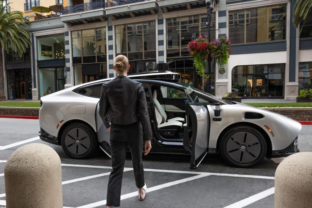 الإمارات (دبي/أبوظبي),السعودية (الرياض/الشرقية/جدة),قطر,البحرين,عُمان,الكويت,تنقّل ذكي في دبي,مفاتيح خصوصية,، (تعطيل ميكروفون/غطاء كاميرا),إدراك متعدد الوسائط (كاميرا/ليدار/رادار),الاستقلالية الشخصية في الخليج,تأمين السيارات الروبوتية,سيارة ذاتية القيادة الإمارات,جاهزية الصحراء,Fail-Operational,تحديثات OTA,هوغو فوزّاتي,ملكية شخصية,إيمي لوكا,سيارة روبوتية L4,خصوصية السيارة الذكية,دبي سيارة مستقلة