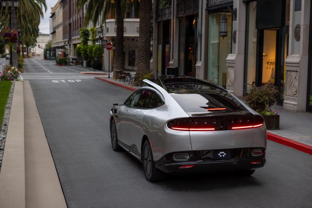 الإمارات (دبي/أبوظبي),السعودية (الرياض/الشرقية/جدة),قطر,البحرين,عُمان,الكويت,تنقّل ذكي في دبي,مفاتيح خصوصية,، (تعطيل ميكروفون/غطاء كاميرا),إدراك متعدد الوسائط (كاميرا/ليدار/رادار),الاستقلالية الشخصية في الخليج,تأمين السيارات الروبوتية,سيارة ذاتية القيادة الإمارات,جاهزية الصحراء,Fail-Operational,تحديثات OTA,هوغو فوزّاتي,ملكية شخصية,إيمي لوكا,سيارة روبوتية L4,خصوصية السيارة الذكية,دبي سيارة مستقلة