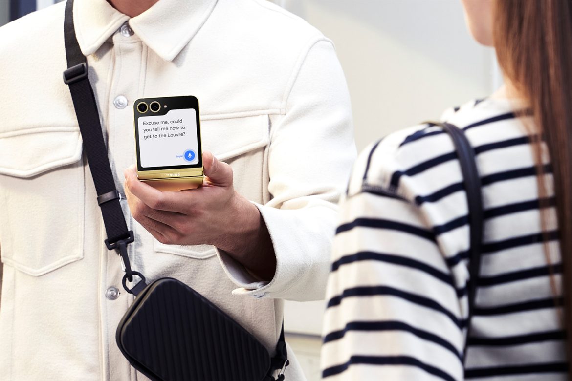 جهاز جالاكسي Z Fold6 يعرض ميزات السفر المعتمدة على الذكاء الاصطناعي.